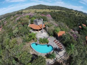 an aerial view of a house with a swimming pool at Chalé do Bosque in Bonito