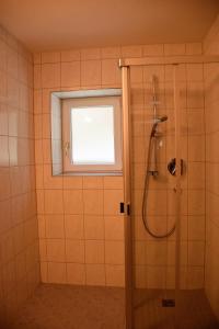 Un baño con ducha y ventana. en La Mezza Luna, en Kappl 65 fotos más