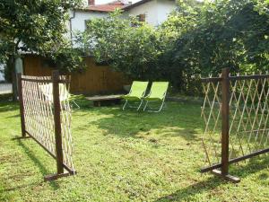 Villar San CostanzoにあるIl Barucinの裏庭の椅子2脚とピクニックテーブル