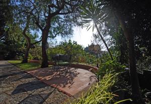 a patio with a table and chairs in a park at Lei Home in Cascais