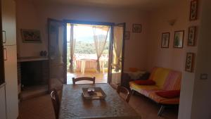 a living room with a table and a couch at casa di Chiara in San Teodoro