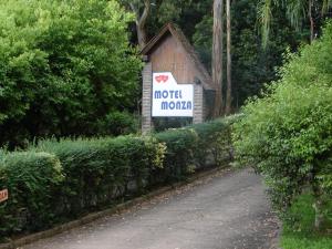 Un cartel que lee moca de motel al lado de una carretera en Motel Monza (Adults Only), en Farroupilha