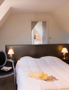 Postel nebo postele na pokoji v ubytování Logis Hotel Le Parc & Spa