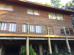 una casa con balcón en la parte superior en Cabaña Lago Villarrica ideal 2 familias, en Villarrica