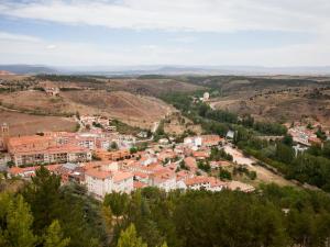 una vista aérea de una ciudad en las colinas en Parador de Soria en Soria
