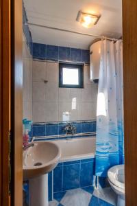 un bagno con lavandino, vasca e WC di Guesthouse Wolf a Žabljak