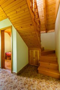 una scala in una camera con soffitti in legno di Guesthouse Wolf a Žabljak