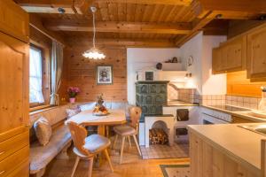 Kuchyňa alebo kuchynka v ubytovaní Bio-Holzhaus und Landhaus Heimat