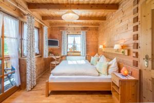 Posteľ alebo postele v izbe v ubytovaní Bio-Holzhaus und Landhaus Heimat + 37 fotografií