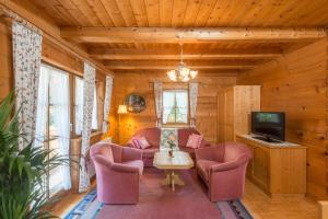 Televízia a/alebo spoločenská miestnosť v ubytovaní Bio-Holzhaus und Landhaus Heimat