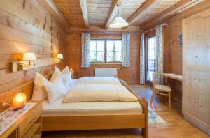 Posteľ alebo postele v izbe v ubytovaní Bio-Holzhaus und Landhaus Heimat