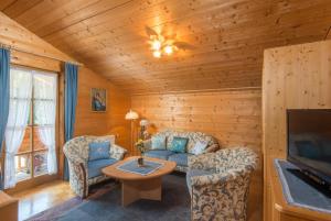 Televízia a/alebo spoločenská miestnosť v ubytovaní Bio-Holzhaus und Landhaus Heimat
