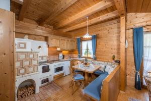 Kuchyňa alebo kuchynka v ubytovaní Bio-Holzhaus und Landhaus Heimat