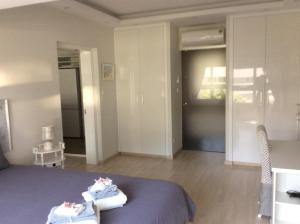 1 dormitorio con 1 cama con 2 toallas en The Central Suites en Nicosia