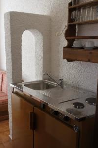 kuchnia ze zlewem i blatem w obiekcie Delfini Apartments w mieście Kisamos