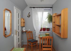 Un comedor con mesa y sillas y una ventana. en Skalny Domek u Dubiny, en Czarna Góra