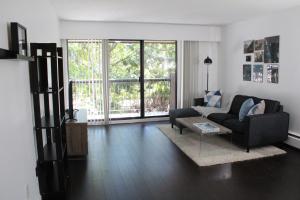 Гостиная зона в Twelve Oaks By Marquee Vancouver