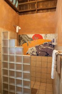 uma casa de banho com um chuveiro com blocos de vidro na parede em Tierra de Sueños Lodge & Wellness Center em Puerto Viejo