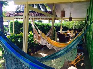 eine Hängematte auf der Rückseite eines Hauses in der Unterkunft Pousada Algas Marinhas in Fernando de Noronha