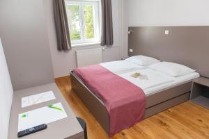 Un pat sau paturi într-o cameră la Hotel Pokljuka