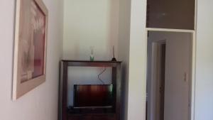 a living room with a television and a mirror at La Quinta in Maipú