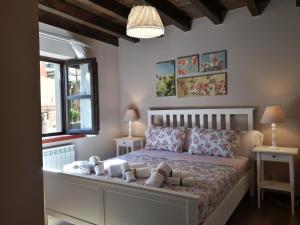 サン・サバスティアン・デ・ガラバンダルにあるApartamentos San Antonio de Garabandalのベッドルーム1室(ベッド1台、テーブル2台、窓2つ付)