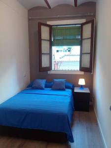 ロスピタレート・デ・リョブレガートにあるHUTB 013208のベッドルーム1室(青いベッド1台、窓2つ付)