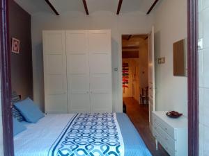 ロスピタレート・デ・リョブレガートにあるHUTB 013208のベッドルーム1室(ベッド1台、白いクローゼット付)