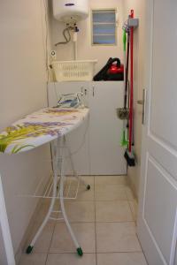 una piccola camera con tavolo in cucina di Villa Améthyste avec grande piscine privée, jardin clos, parking privé a Le Robert