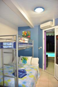 una camera con letto a castello di Villa Améthyste avec grande piscine privée, jardin clos, parking privé a Le Robert