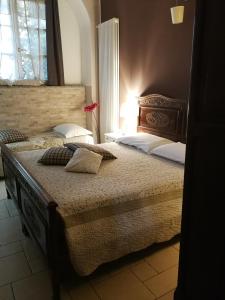 トリノにあるB&B Cascina Baroloのベッドルーム1室(ベッド2台付)