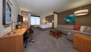 TV a/nebo společenská místnost v ubytování Hyatt Place Eugene/Oakway Center