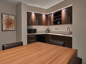 Kuchyň nebo kuchyňský kout v ubytování Hyatt Place Eugene/Oakway Center