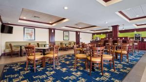 A restaurant or other place to eat at Best Western Plus Pratt