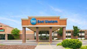 a building with a big best western sign on it at Best Western Kelly Inn - Yankton in Yankton