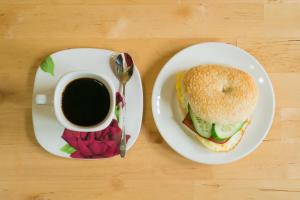 ein Sandwich auf einem Teller neben einer Tasse Kaffee in der Unterkunft Machigo in Beigan