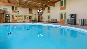 a large pool in a hotel with blue water at Best Western La Grande Hacienda in Cherokee