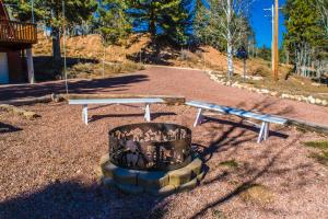 un parque con dos bancos y una mesa de picnic en Aspen Meadow Cabin en Duck Creek Village