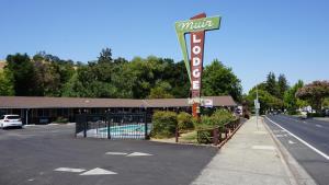 un panneau du motel sur le côté d'une rue dans l'établissement Muir Lodge Motel, à Martinez