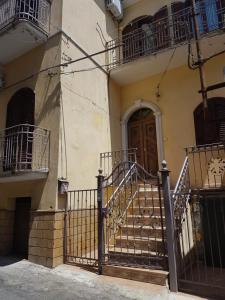 un edificio con escaleras y una puerta de madera en B&B San Cristofero, en Valguarnera Caropepe