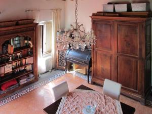 un soggiorno con pianoforte e tavolo di Budget Romance Tower Studio a Lari
