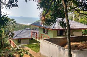 ウバトゥバにあるBurung Flats Itamambuca - Hospedagem com vista para o marの海の見える家