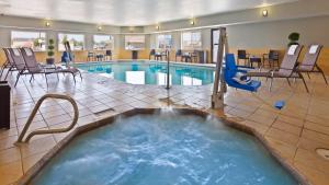 Best Western Borger Inn tesisinde veya buraya yakın yüzme havuzu