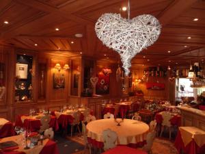 Nhà hàng/khu ăn uống khác tại Hotel Restaurant Les Pins logis
