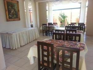 A restaurant or other place to eat at Hotel La Casona