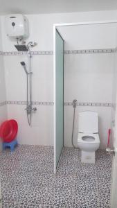 ein Badezimmer mit einem WC und einem roten Stuhl in der Unterkunft De Vong Riverside Homestay in Hoi An + 38 Fotos