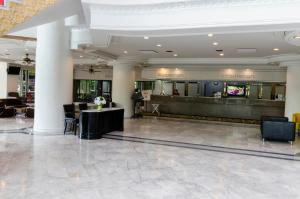 eine Lobby eines Hotels mit einer Rezeption in der Unterkunft First Pacific Hotel and Convention in Pattaya