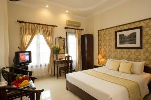 a bedroom with a bed and a television in it at Thuy Anh Hotel in Ninh Binh