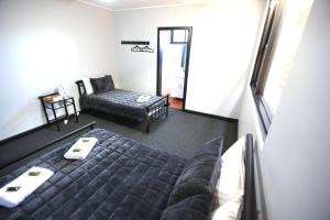 Posteľ alebo postele v izbe v ubytovaní Panania Hotel Sydney
