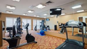 The fitness centre and/or fitness facilities at SureStay Hotel by Best Western Blackwell